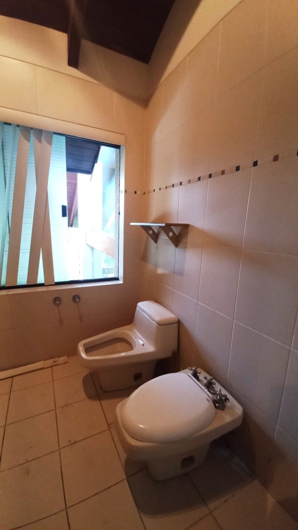 Casa en Entre 2do y 3er anillo Norte en Santa Cruz de la Sierra 5 dormitorios 4 baños 2 parqueos Foto 24