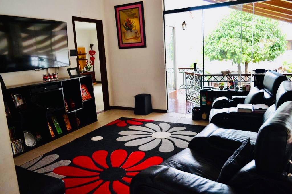 Casa en Entre 2do y 3er anillo Sur en Santa Cruz de la Sierra 3 dormitorios 4 baños 4 parqueos Foto 6