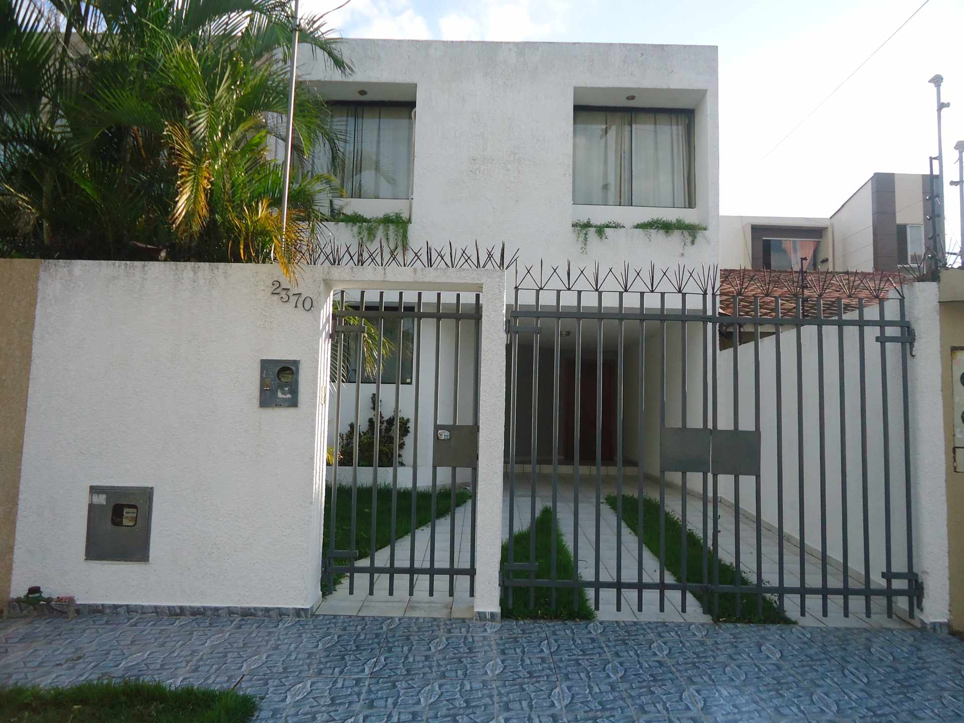 Casa en VentaUbicada en calle La Chonta a 1 cuadra y media de la Av. Alemana y 4 cuadras del 3er. anillo 3 dormitorios 4 baños 2 parqueos Foto 1