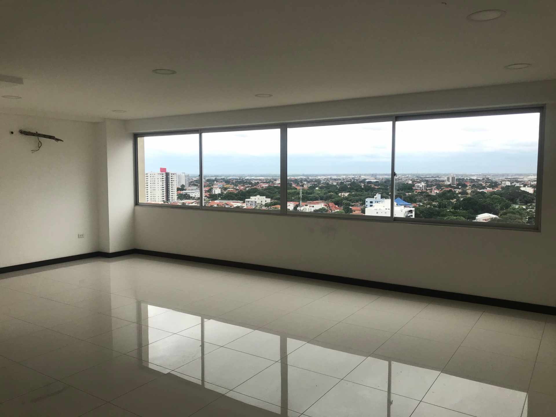 Oficina Torre Rubí [Av. Beni y 4to. Anillo], Oficina amplia dúplex en alquiler, con parqueo techado. 
[700$us. Facturado, Expensas incluidas] Apto para oficinas de bajo tráfico.  Foto 7