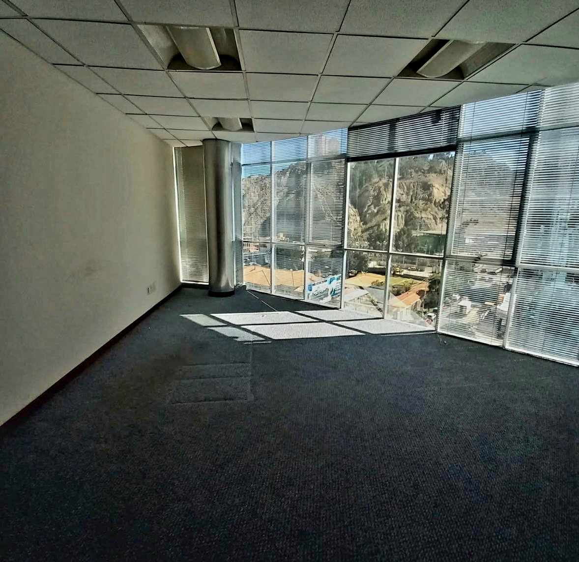 Oficina en Alquiler𝗢𝗙𝗜𝗖𝗜𝗡𝗔 𝗘𝗠𝗣𝗥𝗘𝗦𝗔𝗥𝗜𝗔𝗟 𝗗𝗘 𝗟𝗨𝗝𝗢 𝗘𝗡 𝗖𝗔𝗟𝗔𝗖𝗢𝗧𝗢 – 𝗔𝗩. 𝗕𝗔𝗟𝗟𝗜𝗩𝗜Á𝗡  10 dormitorios 6 baños 2 parqueos Foto 6
