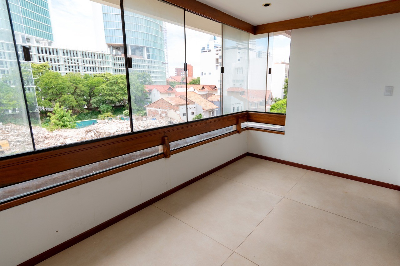 Departamento en VentaCONDOMINIO ARANJUEZ 
En pleno corazón empresarial Av. San Martín esquina calle I Este. 4 dormitorios 3 baños 2 parqueos Foto 8