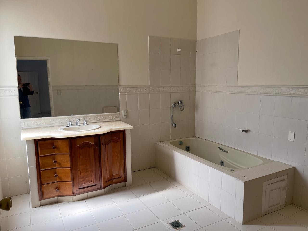 Casa en Entre 6to y 7mo anillo Norte en Santa Cruz de la Sierra 4 dormitorios 4 baños 3 parqueos Foto 8