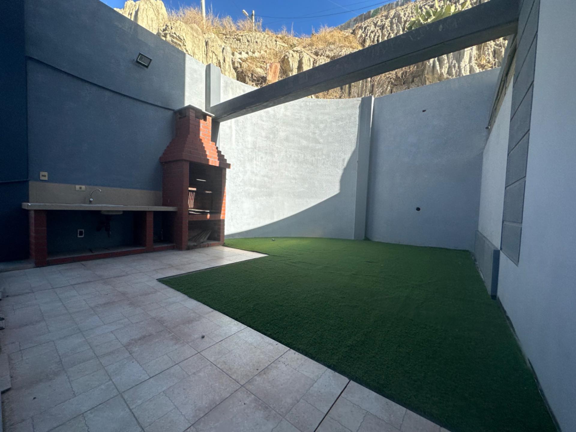 Departamento en VentaDEPARTAMENTO EN VENTA!! Obrajes avenida costanera a una cuadra del cementerio jardín  2 dormitorios 2 baños 1 parqueos Foto 2