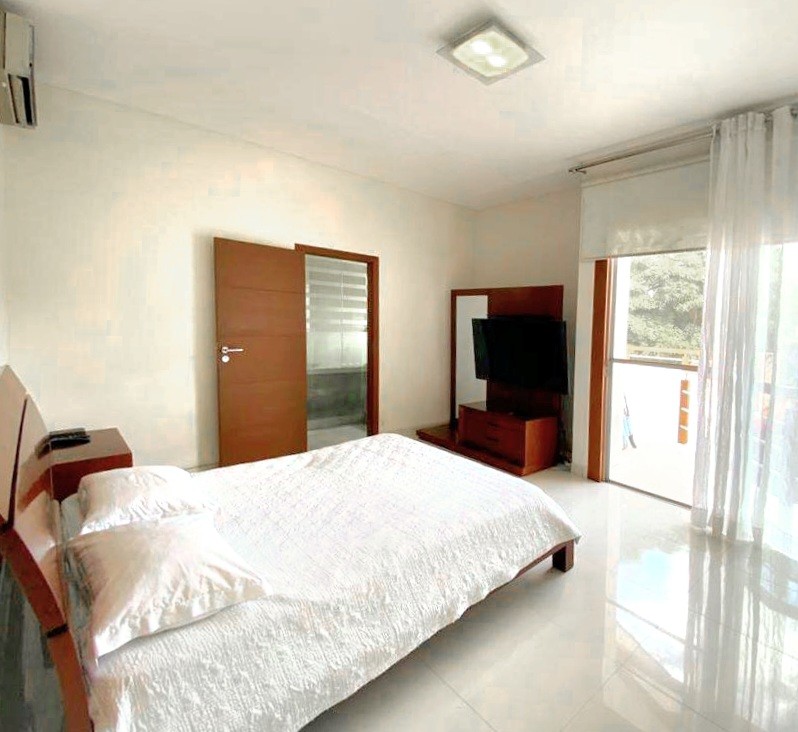 Casa en AnticréticoANTICRETICO
Zona Norte
Av. Alemana 2do y 3er anillo 4 dormitorios 4 baños 4 parqueos Foto 6