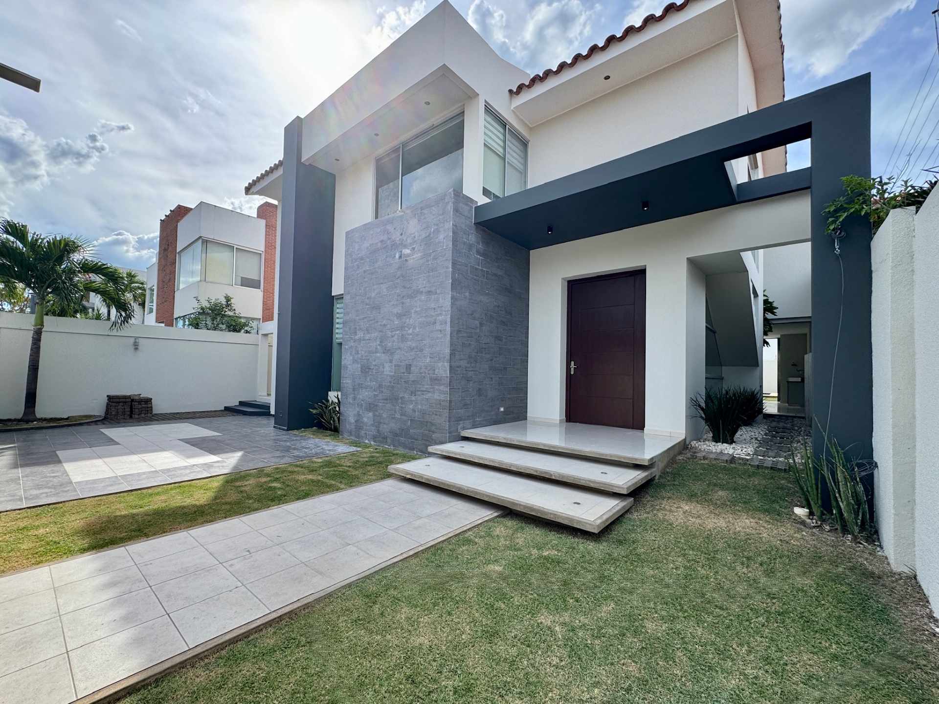 Casa en Entre 3er y 4to anillo Oeste en Santa Cruz de la Sierra 4 dormitorios 6 baños 4 parqueos Foto 3