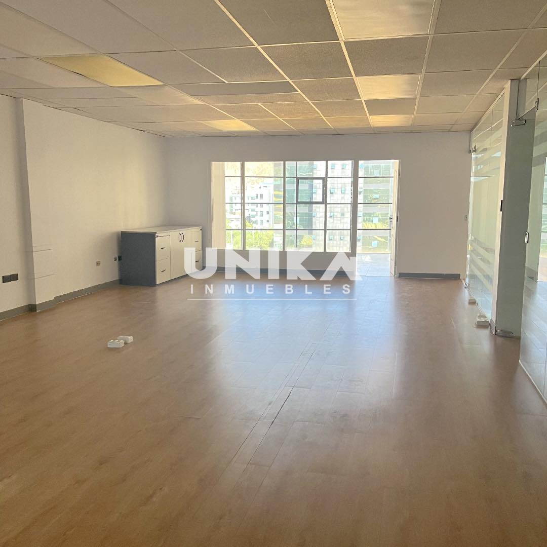 Oficina en AlquilerAMPLIA OFICINA SOLEADA EN LA MEJOR UBICACIÓN , ASCENSOR PRIVADO 4 AMBIENTES , SALA DE REUNIÓN. Foto 19