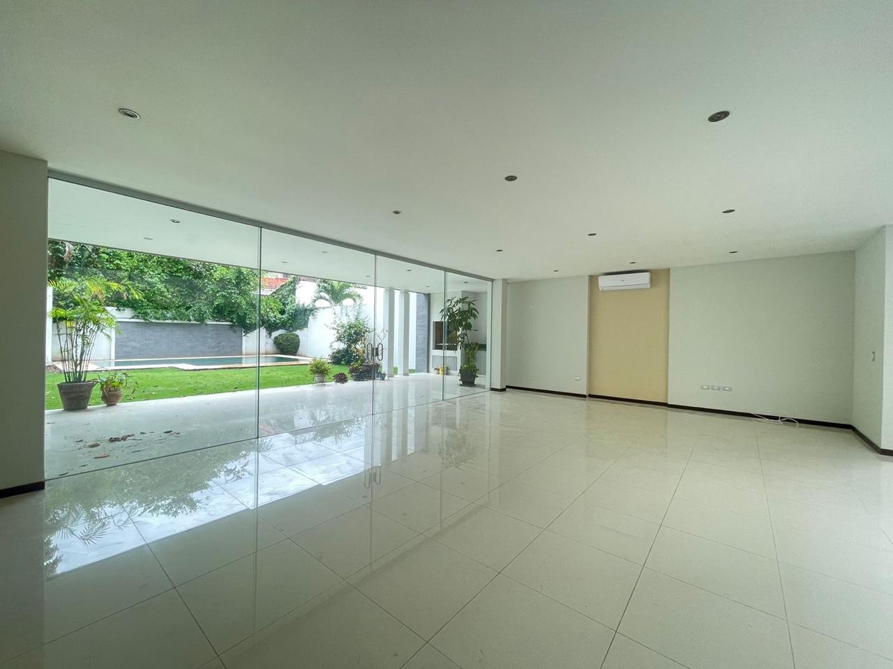 Casa en Entre 3er y 4to anillo Oeste en Santa Cruz de la Sierra 4 dormitorios 6 baños 4 parqueos Foto 26