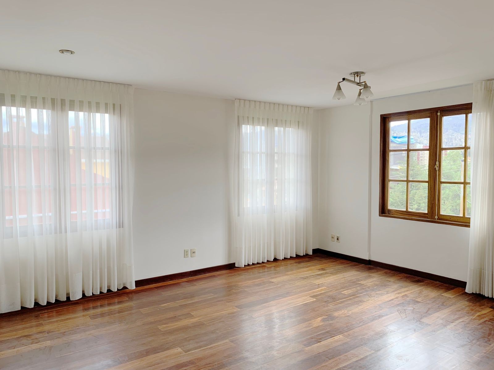 Casa en Auquisamaña en La Paz 3 dormitorios 4 baños 3 parqueos Foto 3