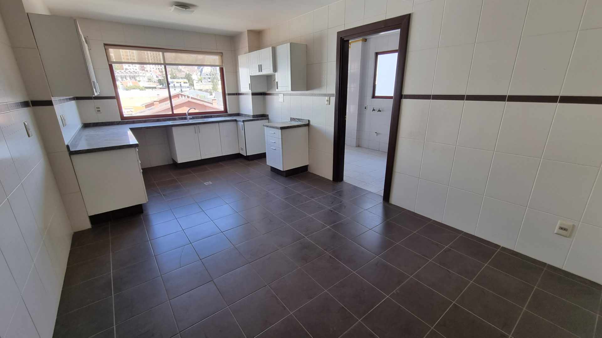 Departamento en AlquilerCalacoto. Av, Fuerza Naval No. 30 esquina 24. B 3 dormitorios 4 baños 2 parqueos Foto 13