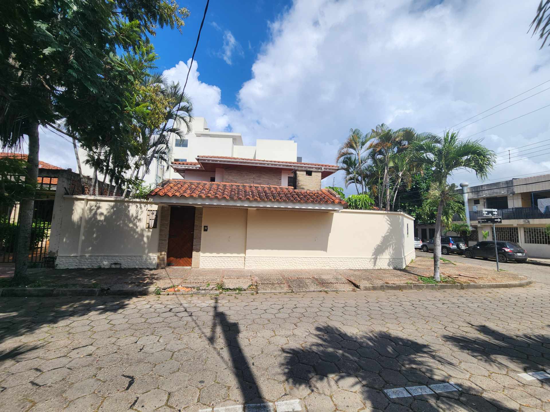 Casa en Entre 1er y 2do anillo Norte en Santa Cruz de la Sierra 4 dormitorios 4 baños 3 parqueos Foto 25