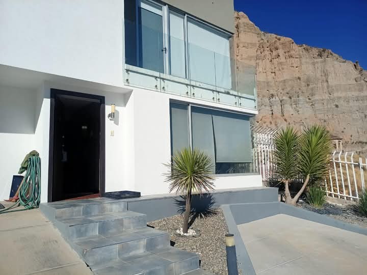 Casa en Auquisamaña en La Paz 4 dormitorios 4 baños 2 parqueos Foto 2