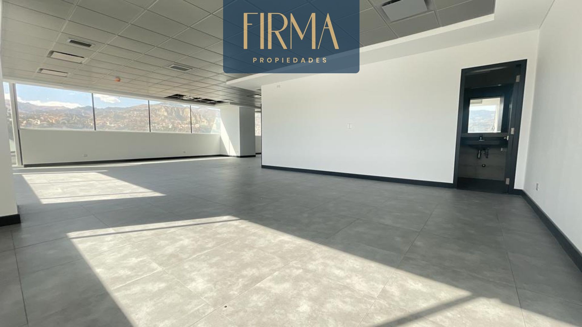 Oficina en VentaCALACOTO AV. BALLIVIAN 2 dormitorios 3 baños  Foto 2