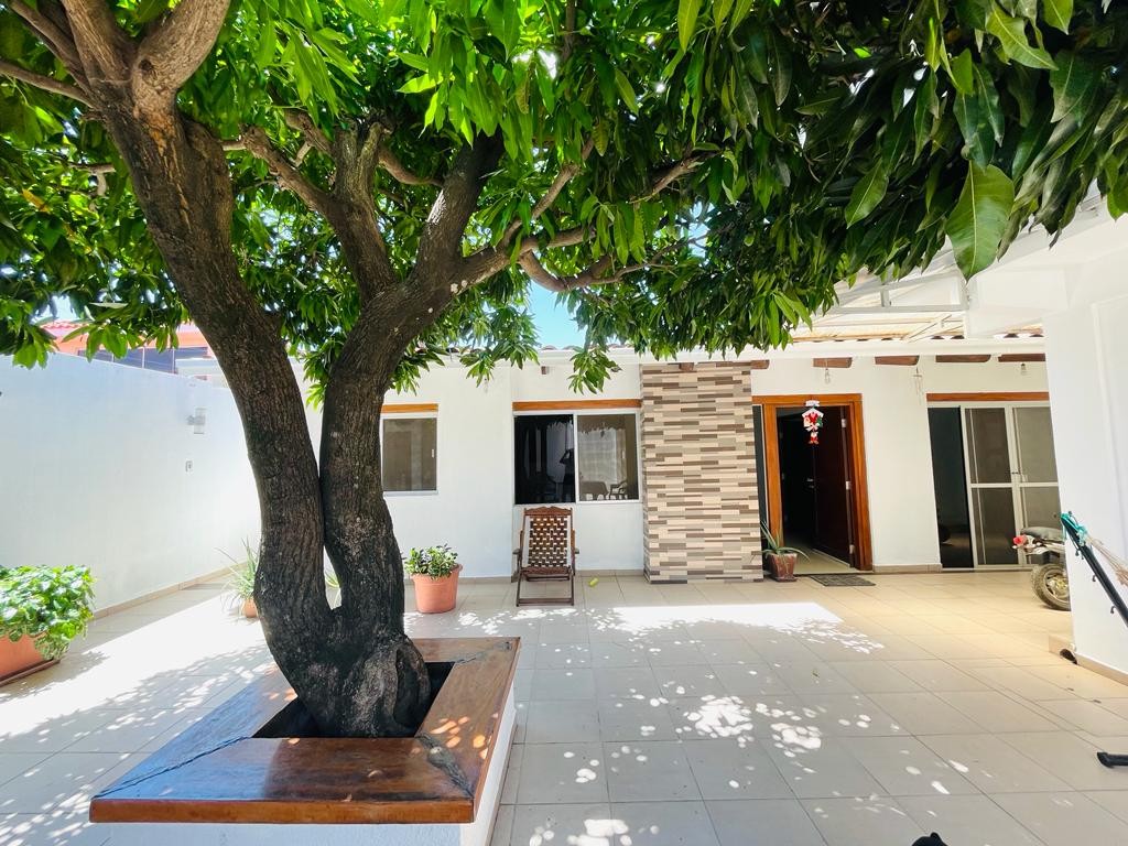 Casa en VentaAVENIDA ALEMANA Y 3ER ANILLO. ZONA NORTE!  5 dormitorios 3 baños 3 parqueos Foto 6