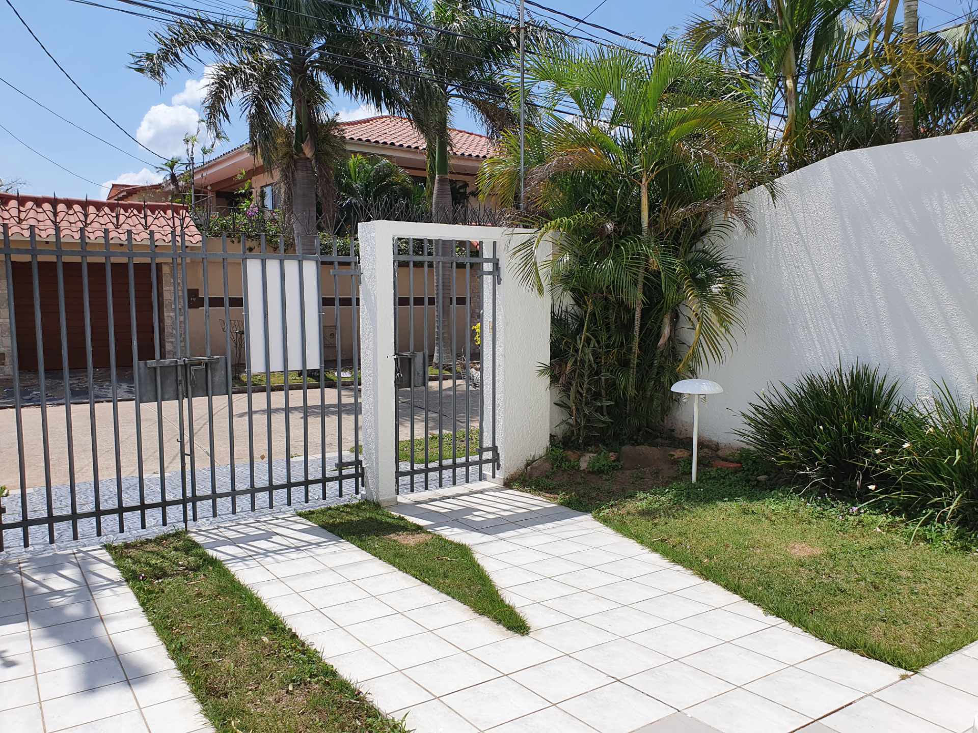 Casa en VentaZona Norte, en calle La Chonta a 1 cuadra y ½ de la Av. Alemana y 4 cuadras antes del 3er. anillo. Foto 2