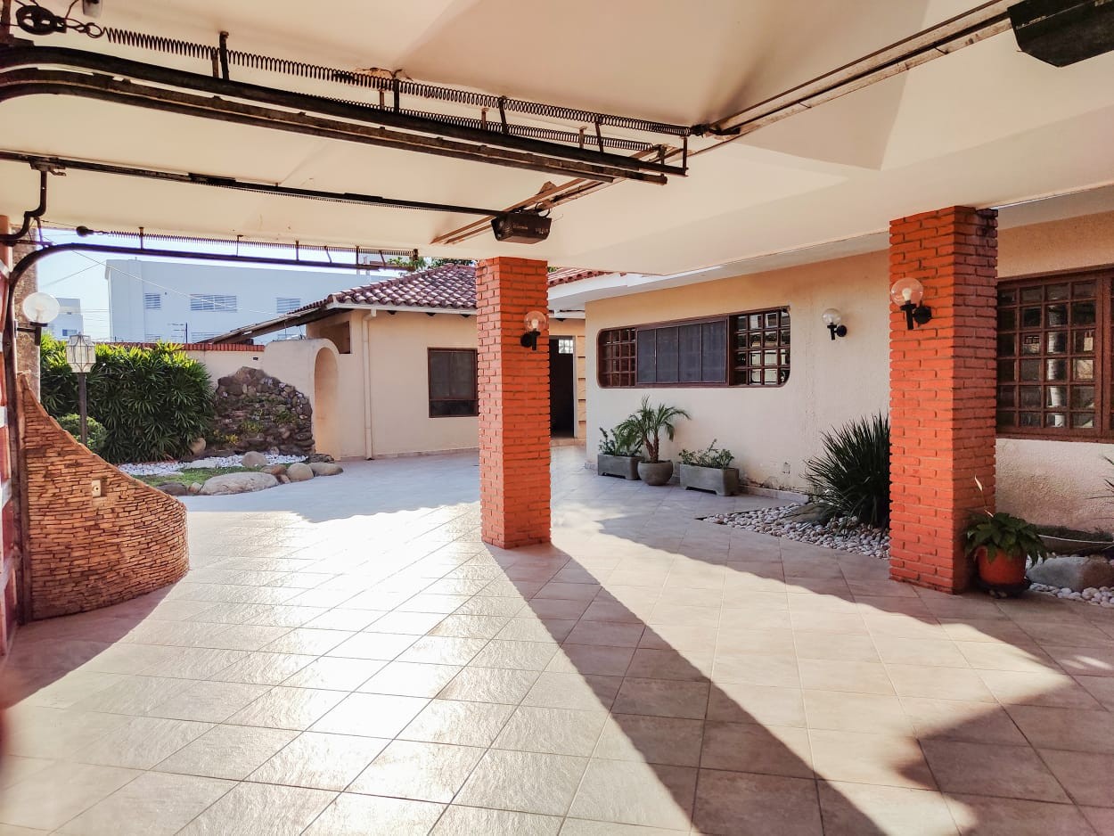 Casa en Entre 1er y 2do anillo Oeste en Santa Cruz de la Sierra 4 dormitorios 6 baños 4 parqueos Foto 5