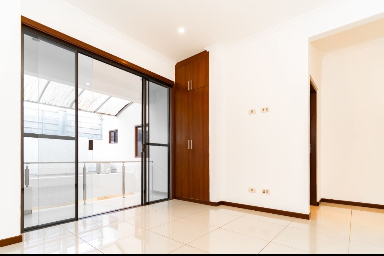 Casa en AlquilerAv. Busch, esquina 3er. anillo interno Foto 14