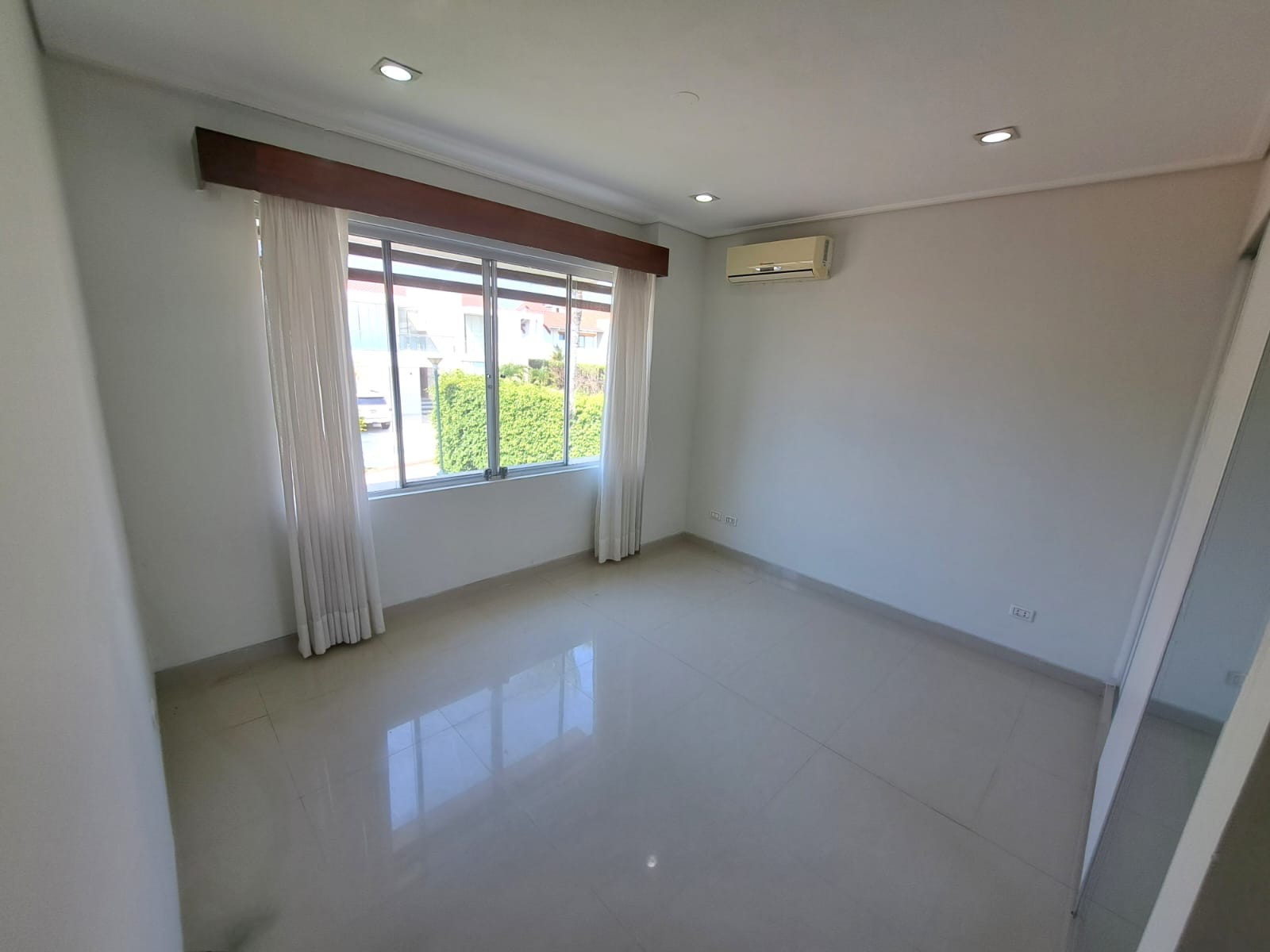 Casa en Urubó en Santa Cruz de la Sierra 4 dormitorios 4 baños 2 parqueos Foto 11