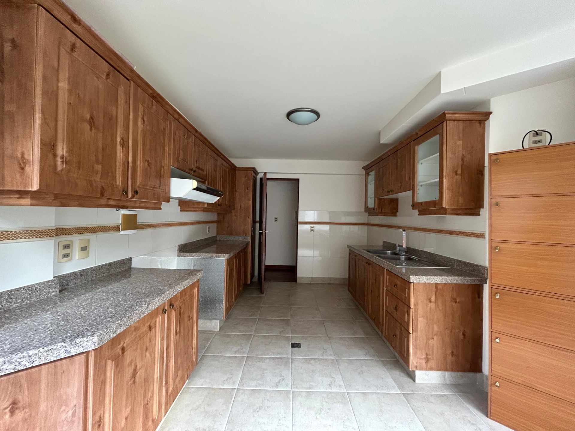 Departamento en Achumani en La Paz 3 dormitorios 4 baños 1 parqueos Foto 4