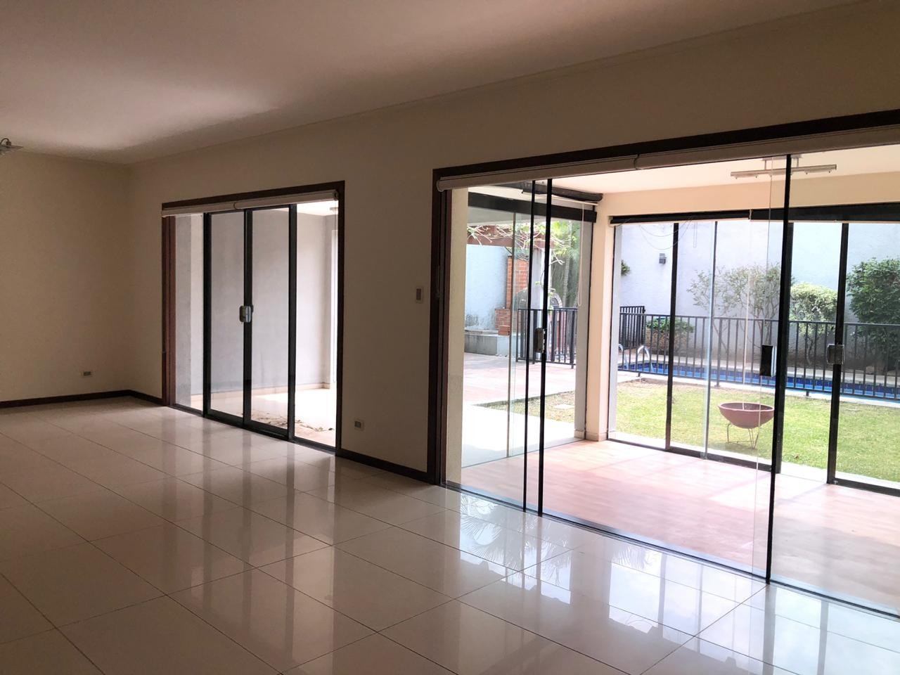 Casa en AlquilerCASA EN ALQUILER, LA HACIENDA II CALLE TAMARINDO 4 dormitorios 4 baños 2 parqueos Foto 5