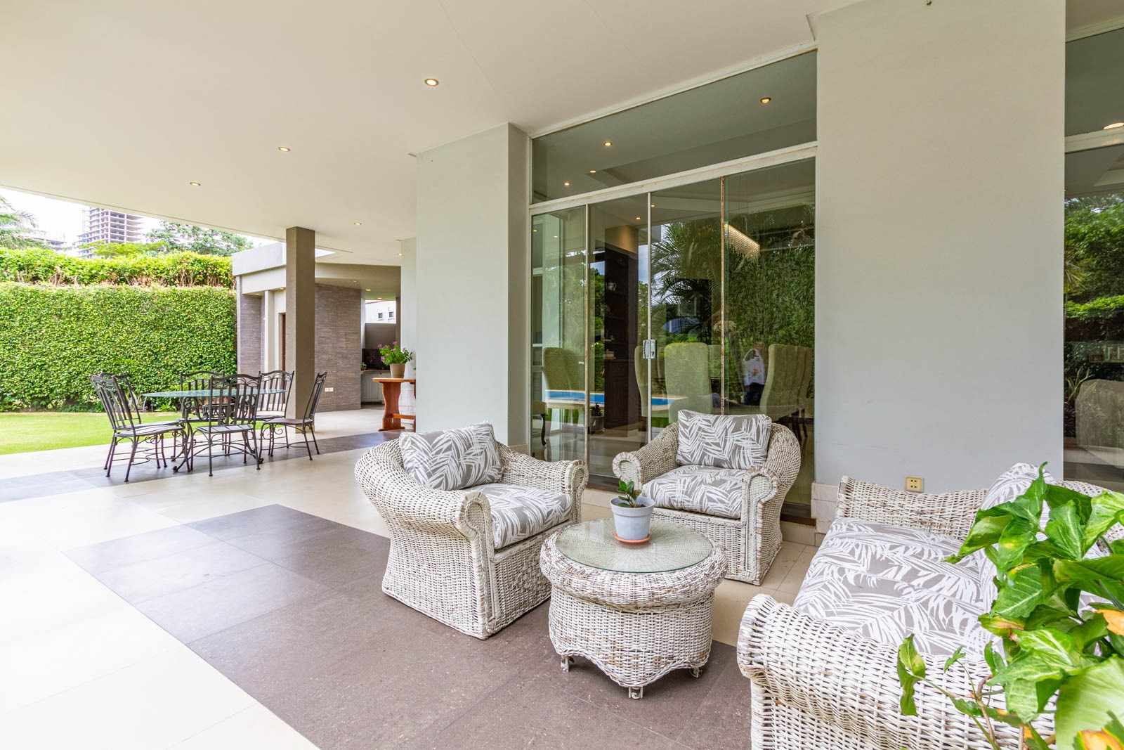 Casa URUBO CONDOMINIO JARDINES DEL URUBO 1
HERMOSA Y ELEGANTE AMOBLADA CASA EN ALQUILER !!!!
CON 4 HABITACIONES SUITE  Foto 25