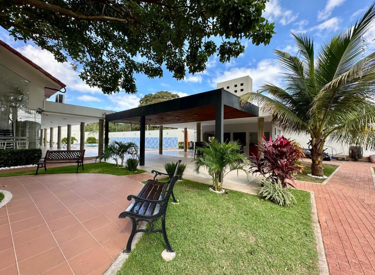 Casa en VentaEn Venta Hermosa Casa de 4 Dormitorios en Condominio en Av. Piraí Zona de Condominios Foto 2