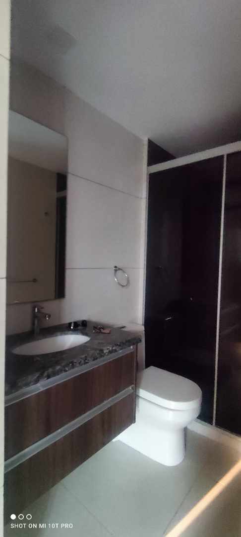 Departamento en AlquilerZona Oeste, 4to anilo Roque Coronado, Amplio departmento de 2 Dor/con parqueo bajo techo y Balcon ( el precio incluye expenses) 2 dormitorios 2 baños 1 parqueos Foto 7