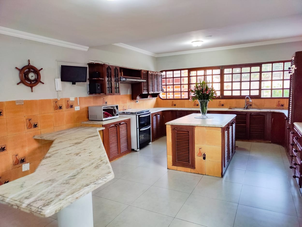 Casa en Entre 1er y 2do anillo Oeste en Santa Cruz de la Sierra 4 dormitorios 6 baños 4 parqueos Foto 17