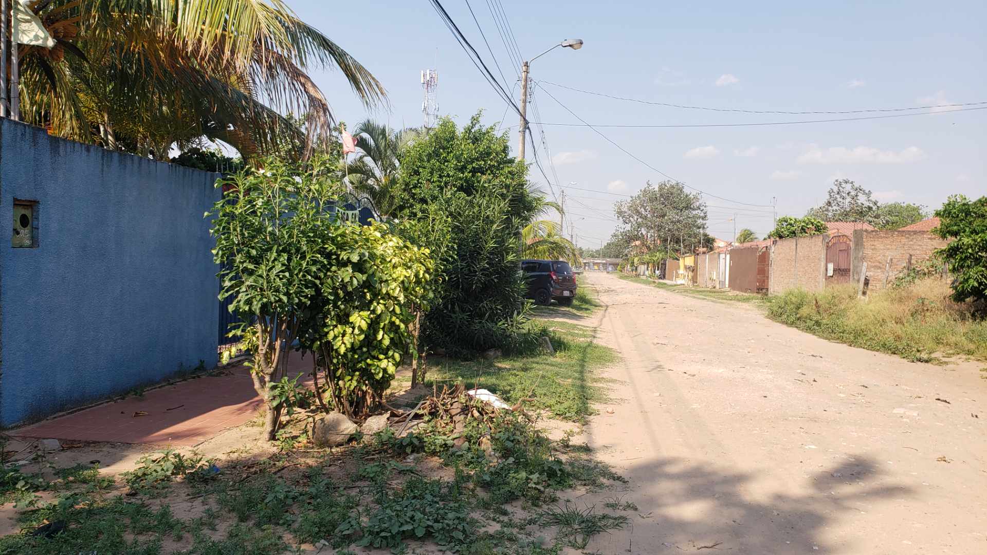 Casa en VentaBarrio los claveles a una cuandra del 9no anillo a dos cuadra de la parada de linea 92,63 es la sede al frente del barrio dorado, en la esquina de la av principal hay un gimnasio. casa amplia en ocasión. Foto 2