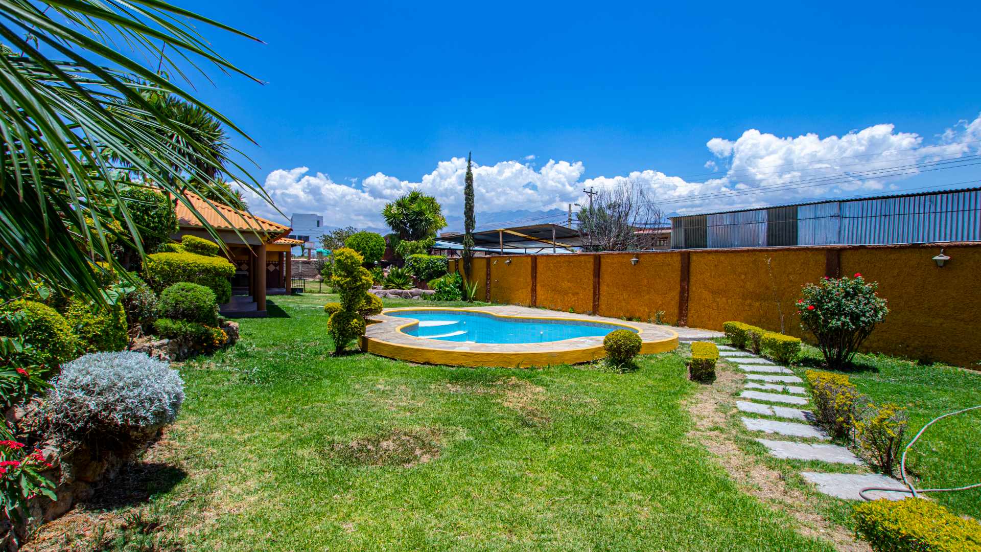 Casa en Colcapirhua en Cochabamba 4 dormitorios 3 baños 2 parqueos Foto 3