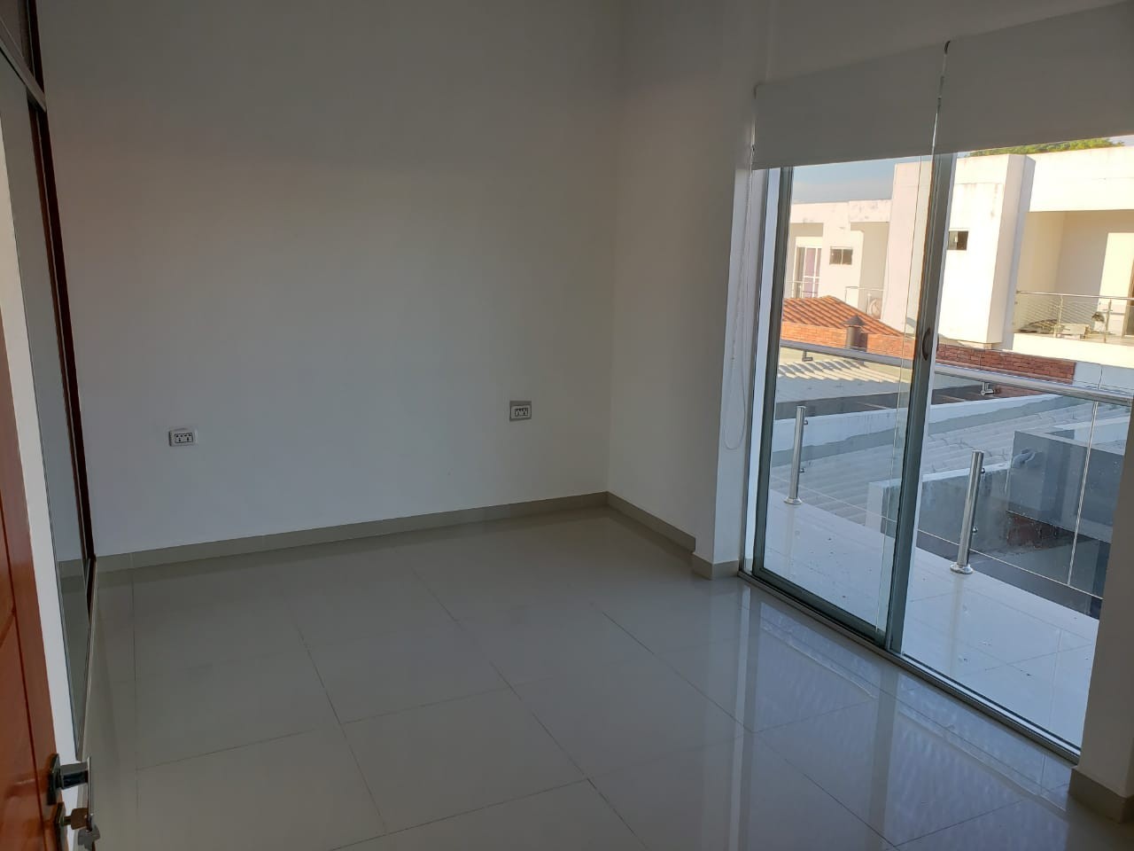 Casa en Doble vía La Guardia en Santa Cruz de la Sierra 4 dormitorios 4 baños 4 parqueos Foto 12