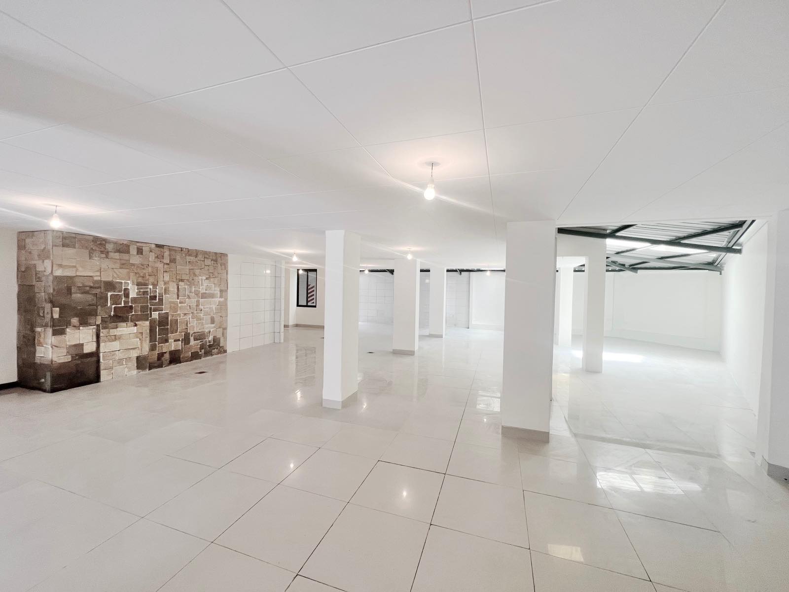 Local comercial en Miraflores en La Paz  2 baños  Foto 3