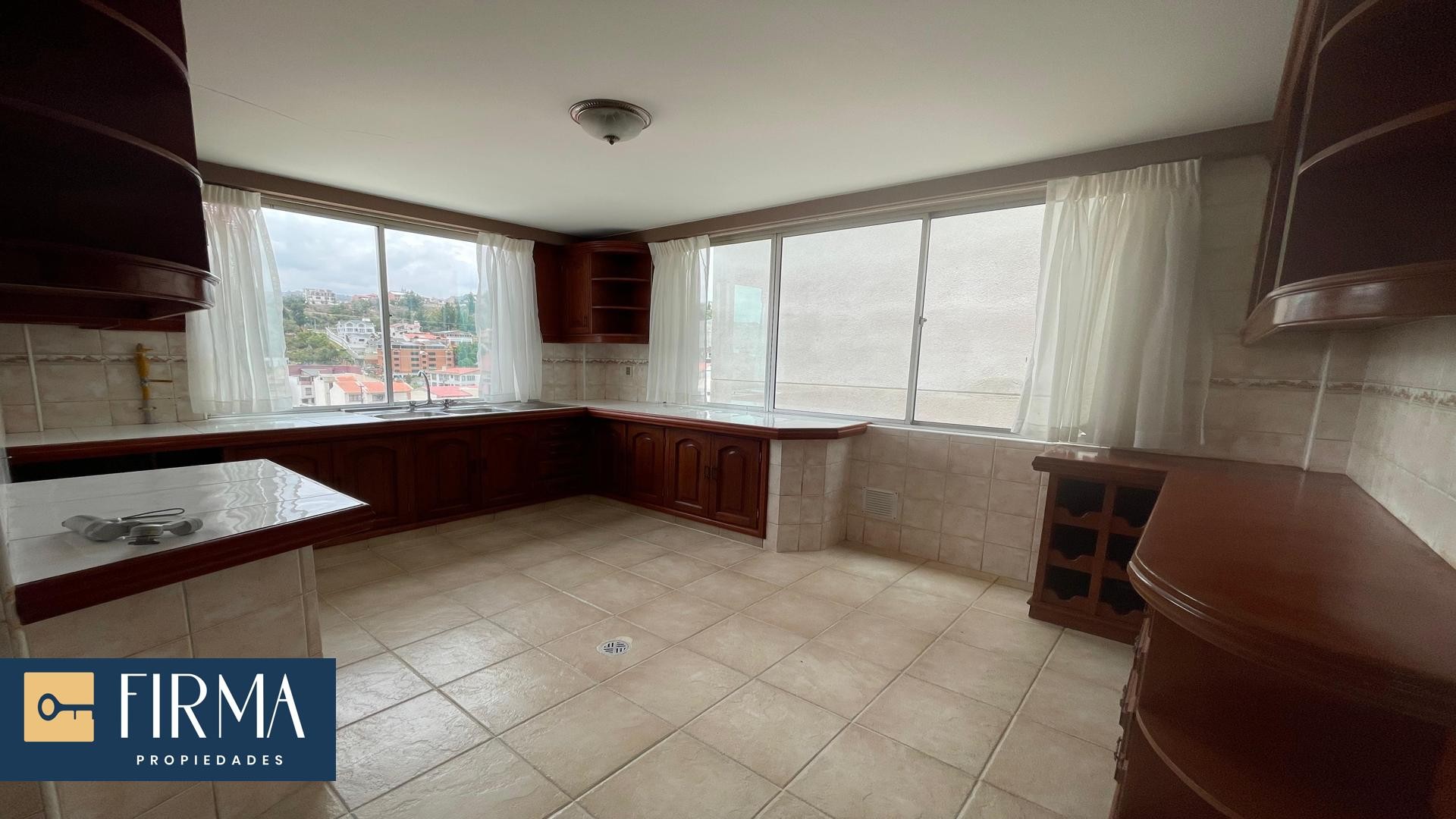 Departamento en VentaDEPARTAMENTO DUPLEX EN VENTA EN ACHUMANI BAJO CALLE 11 CON TERRAZA PRIVADA 3 dormitorios 4 baños 1 parqueos Foto 3