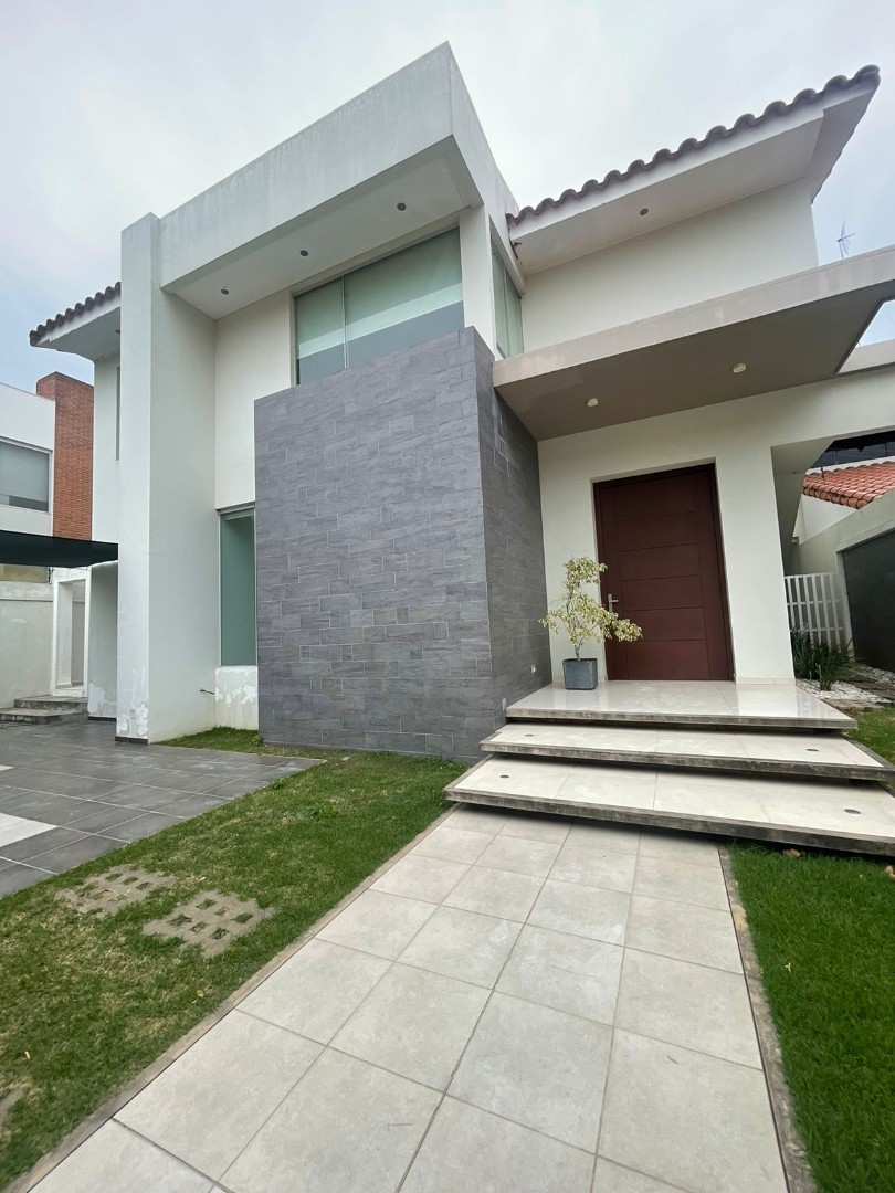 Casa en Las Palmas en Santa Cruz de la Sierra 3 dormitorios 5 baños 2 parqueos Foto 5
