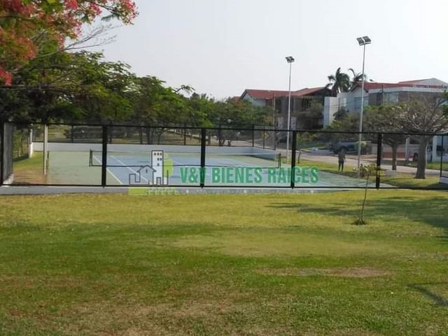 Casa en VentaCONDOMINIO JARDU¡INES DOS 3 dormitorios 5 baños 2 parqueos Foto 3