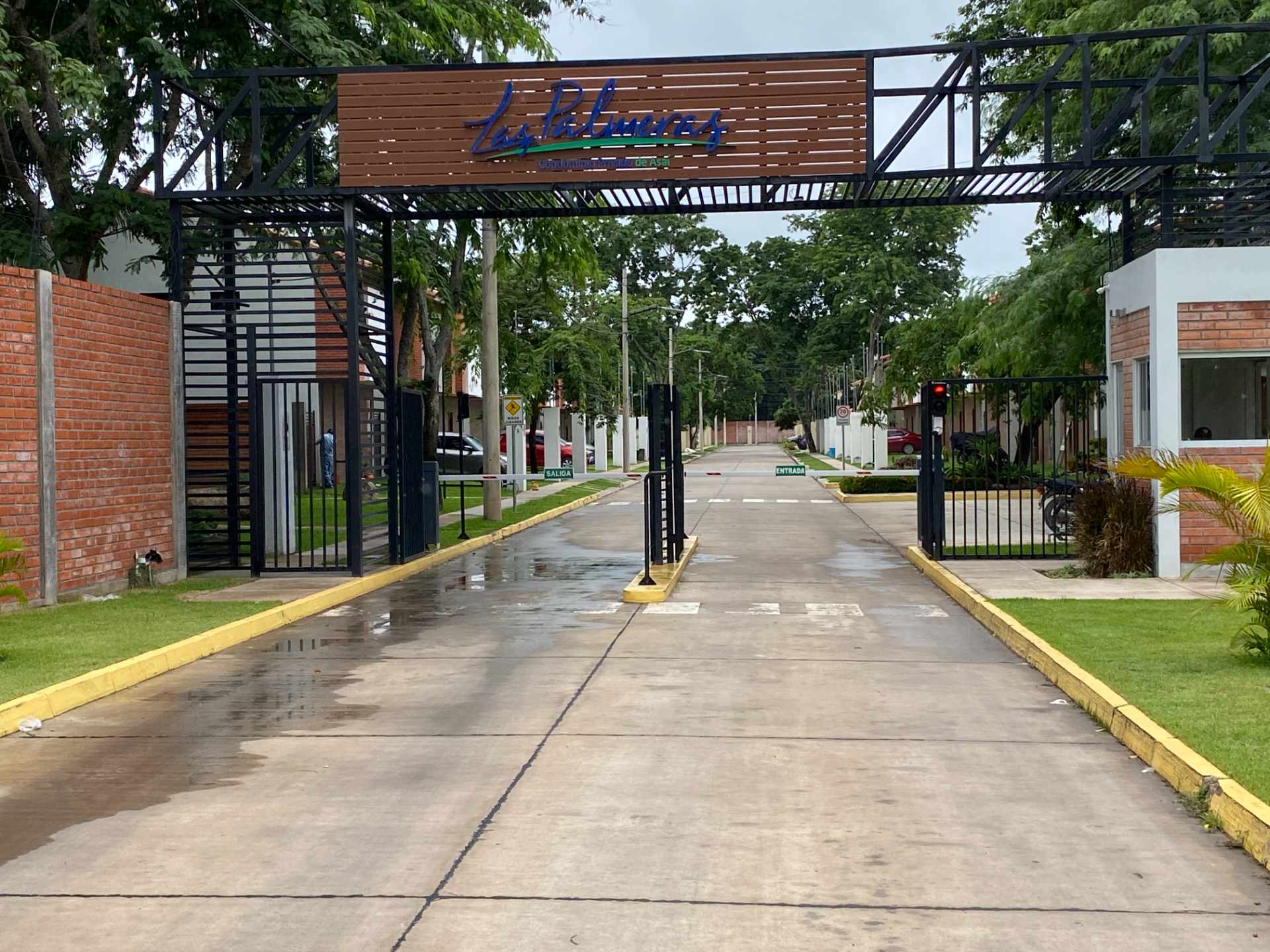 Casa en VentaCondominio Las Palmeras 2. Km 8 Carretera al Norte entrando por Mainter, al lado de ASAI NORTE.   4 dormitorios 4 baños 2 parqueos Foto 1