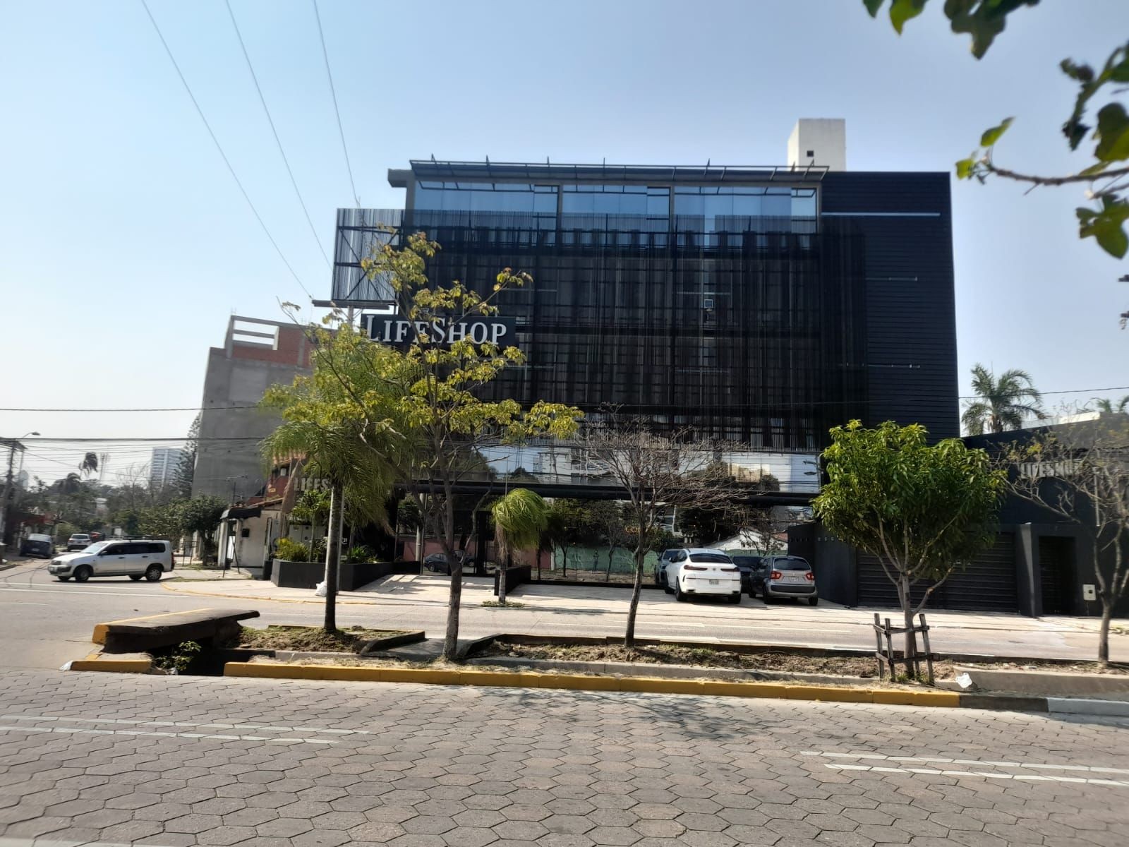 Edificio en AlquilerAVENIDA OVIDIO BARBERY    2 parqueos Foto 2