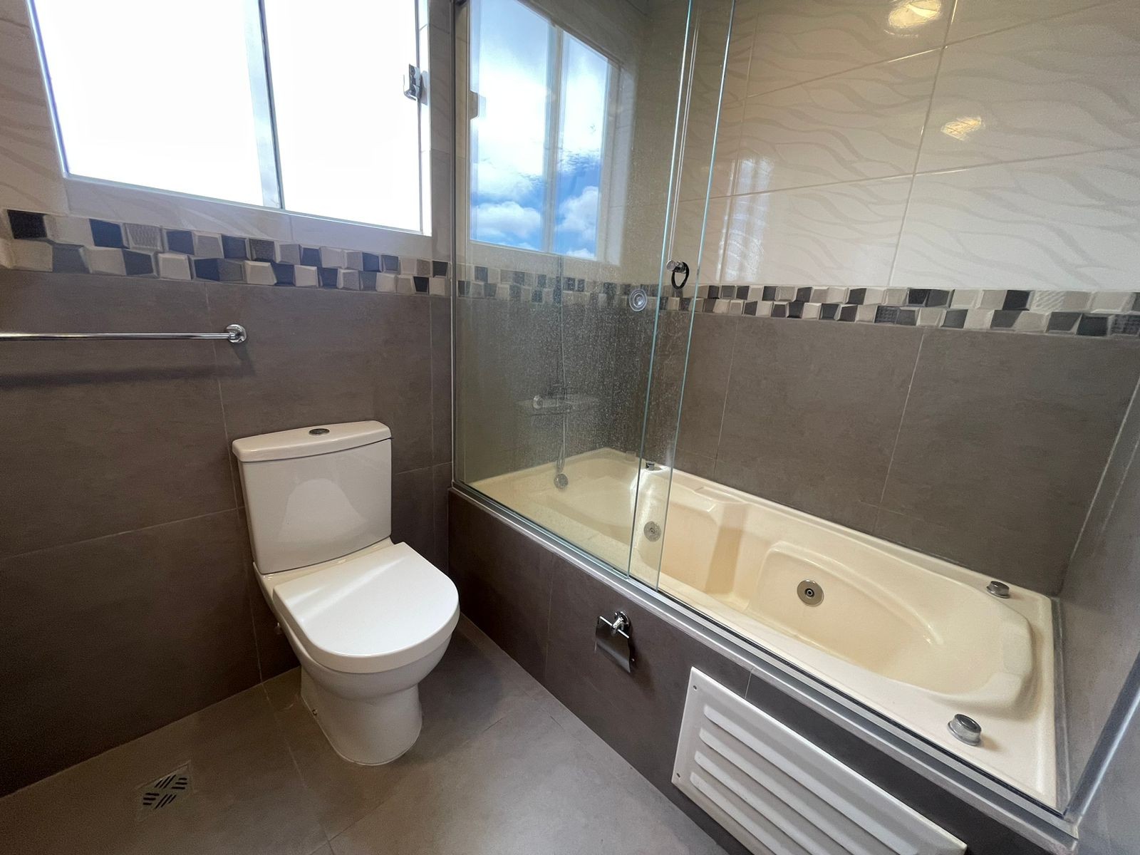 Departamento en Entre 1er y 2do anillo Norte en Santa Cruz de la Sierra 2 dormitorios 2 baños  Foto 6