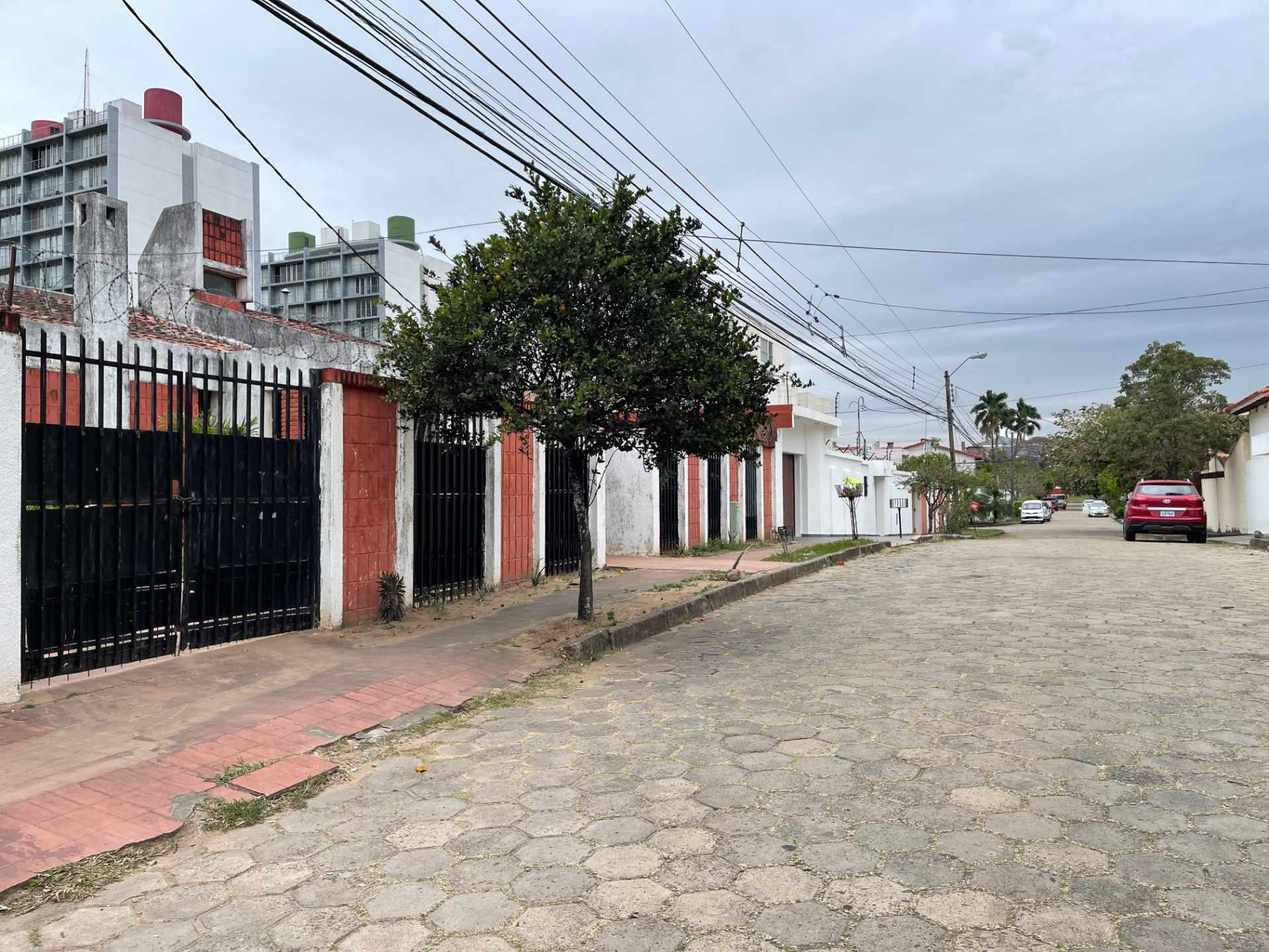 Casa en Venta¿Estás buscando terreno cerca del 2º Anillo?... tengo el ideal y en zona Residencial! 4 dormitorios 2 baños 2 parqueos Foto 4