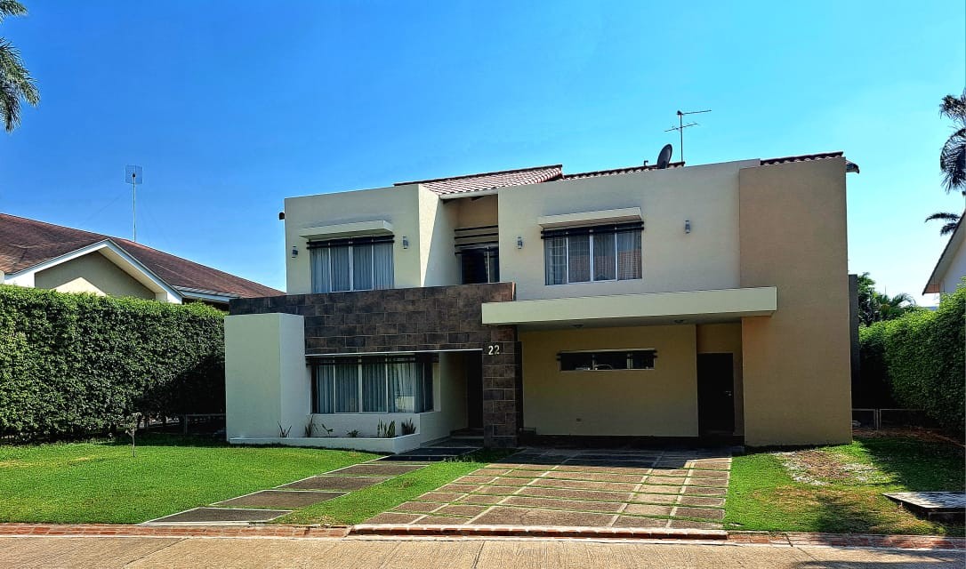 Casa en Urubó en Santa Cruz de la Sierra 4 dormitorios 4 baños 2 parqueos Foto 18