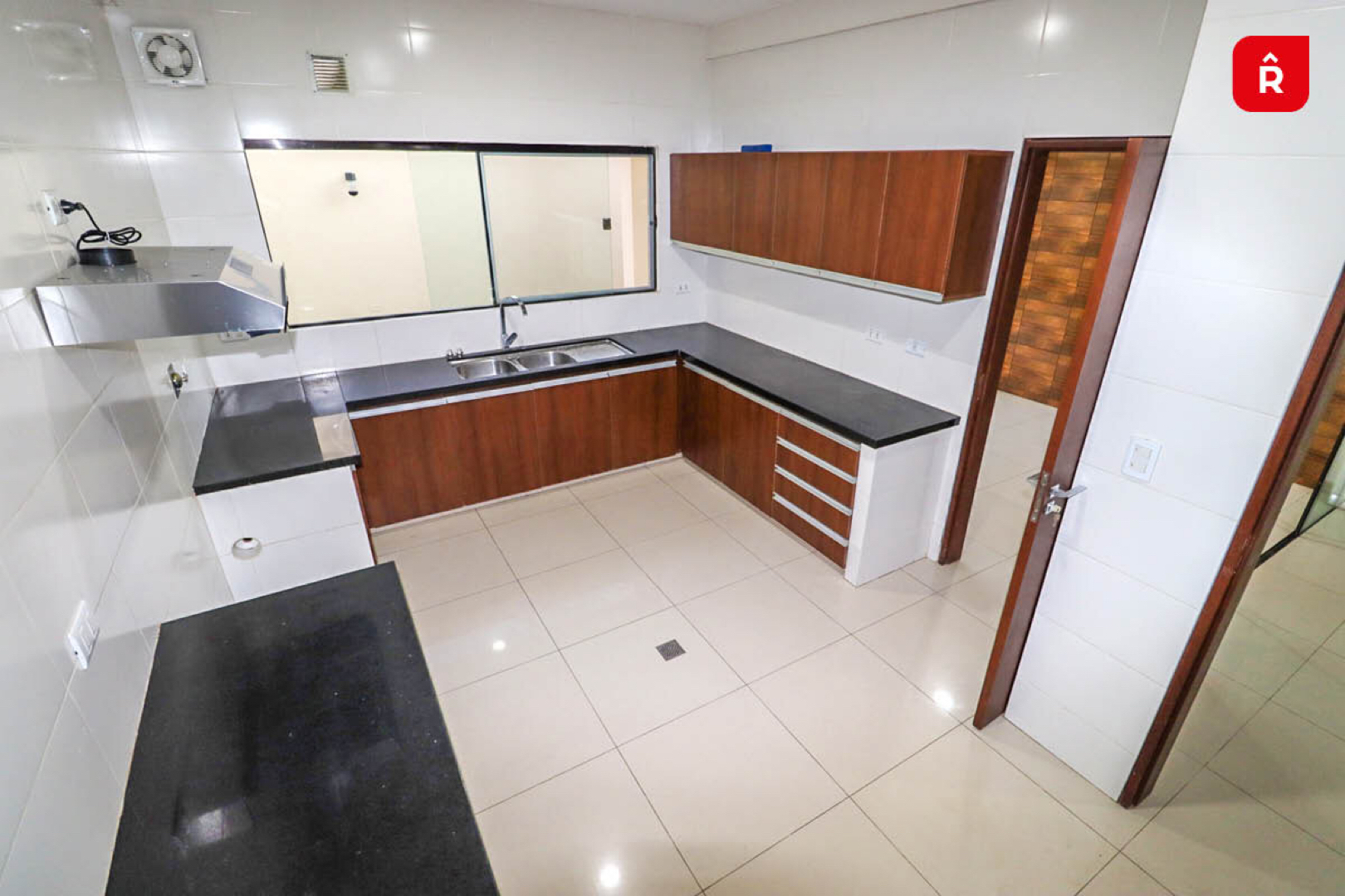 Casa en Entre 7mo y 8vo anillo Norte en Santa Cruz de la Sierra 4 dormitorios 6 baños 2 parqueos Foto 5