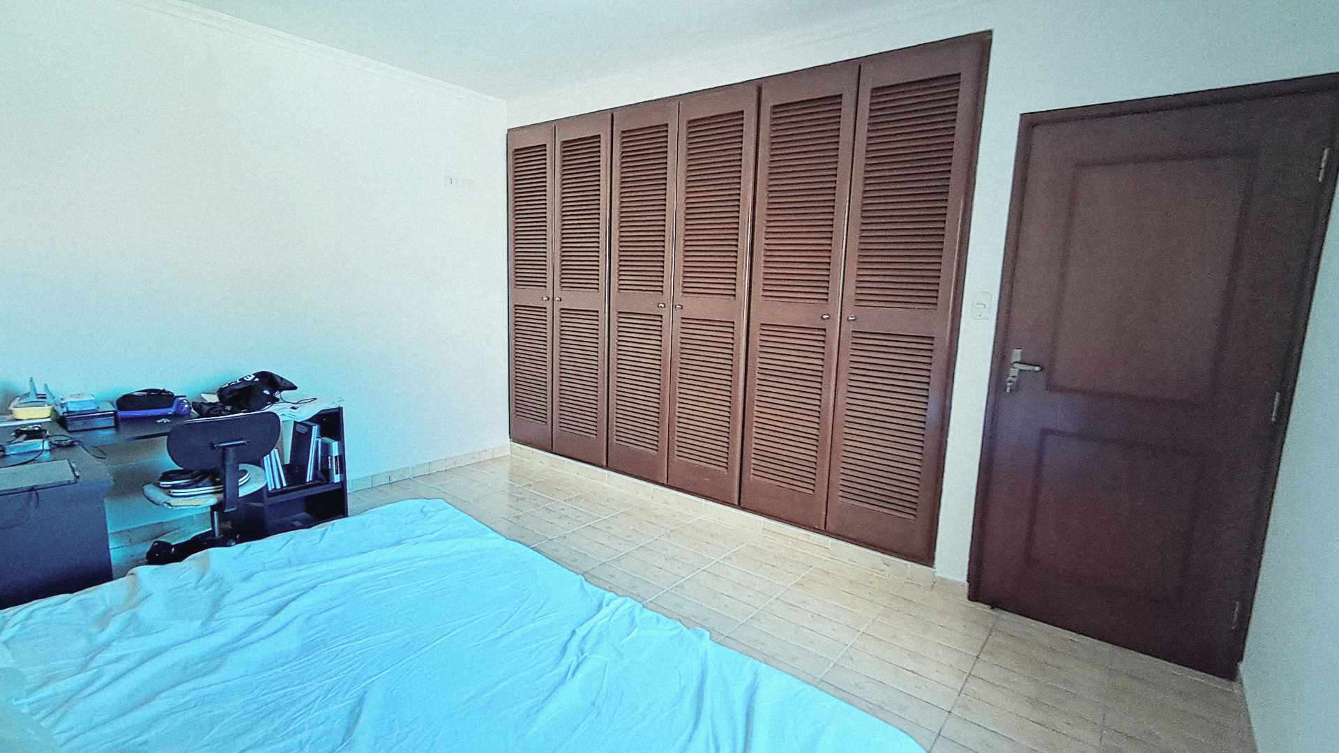 Casa en VentaAv Banzer entre 4to y 5to anillo 5 dormitorios 4 baños 2 parqueos Foto 2