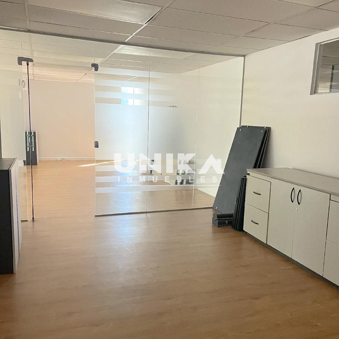 Oficina en AlquilerAMPLIA OFICINA SOLEADA EN LA MEJOR UBICACIÓN , ASCENSOR PRIVADO 4 AMBIENTES , SALA DE REUNIÓN. Foto 8