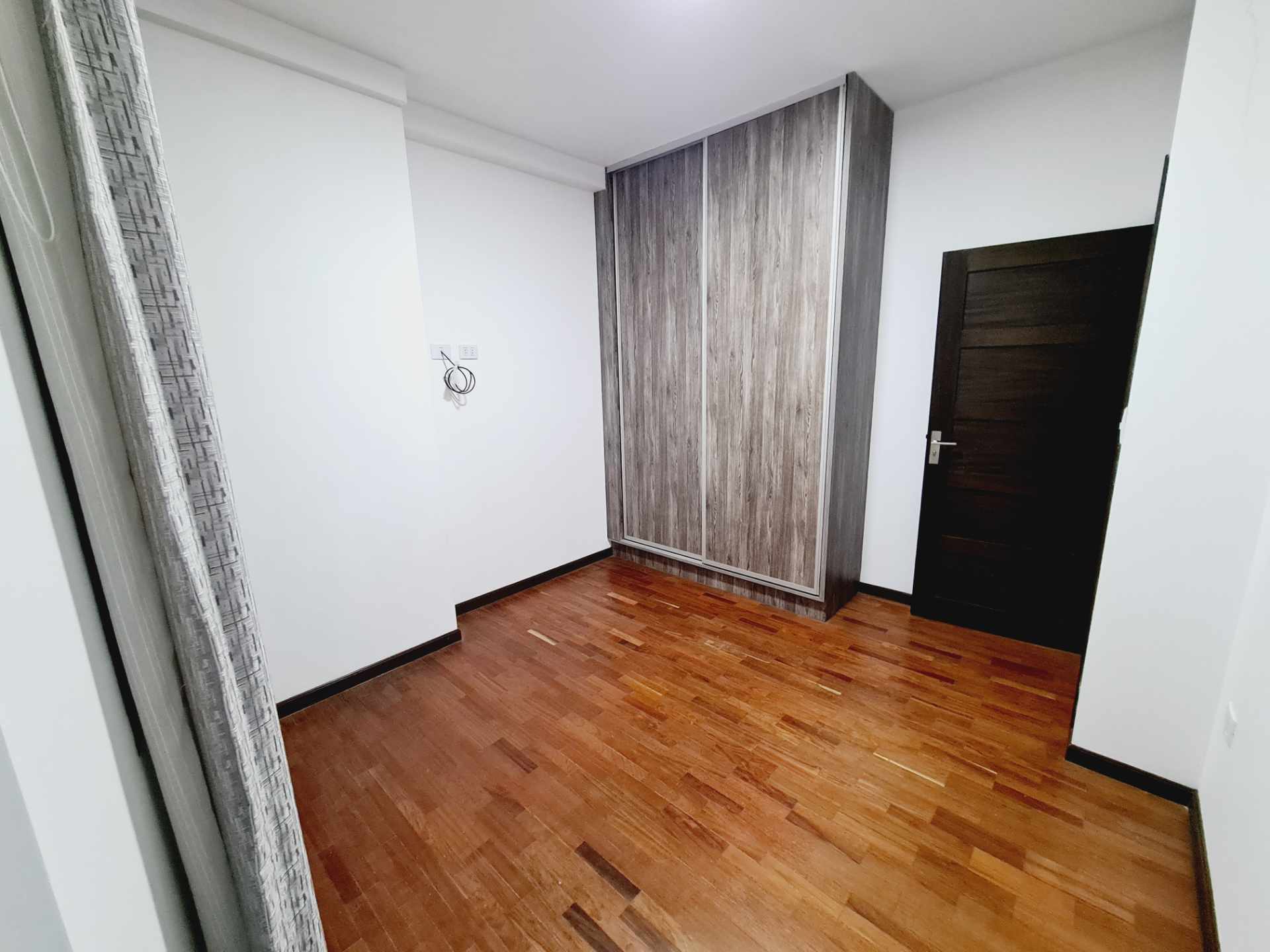 Departamento en VentaCalle Tupak Amaru, edificio Trivento. A cuadra y media de la Av. América. Foto 4