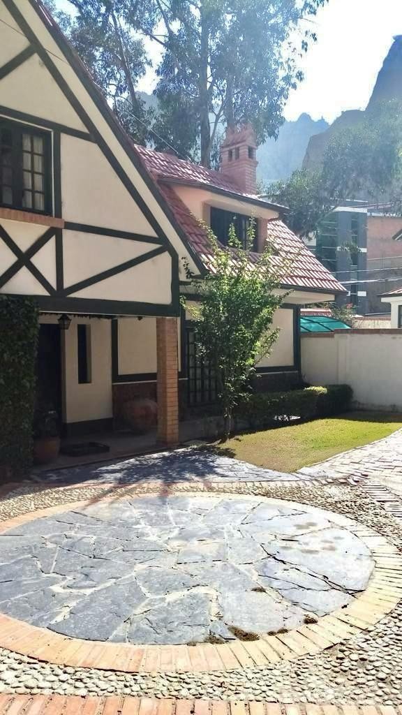 Casa Bonita Casa en Alquiler, 3 dormitorios en suite
Achumani en Condominio Cerrado Foto 5