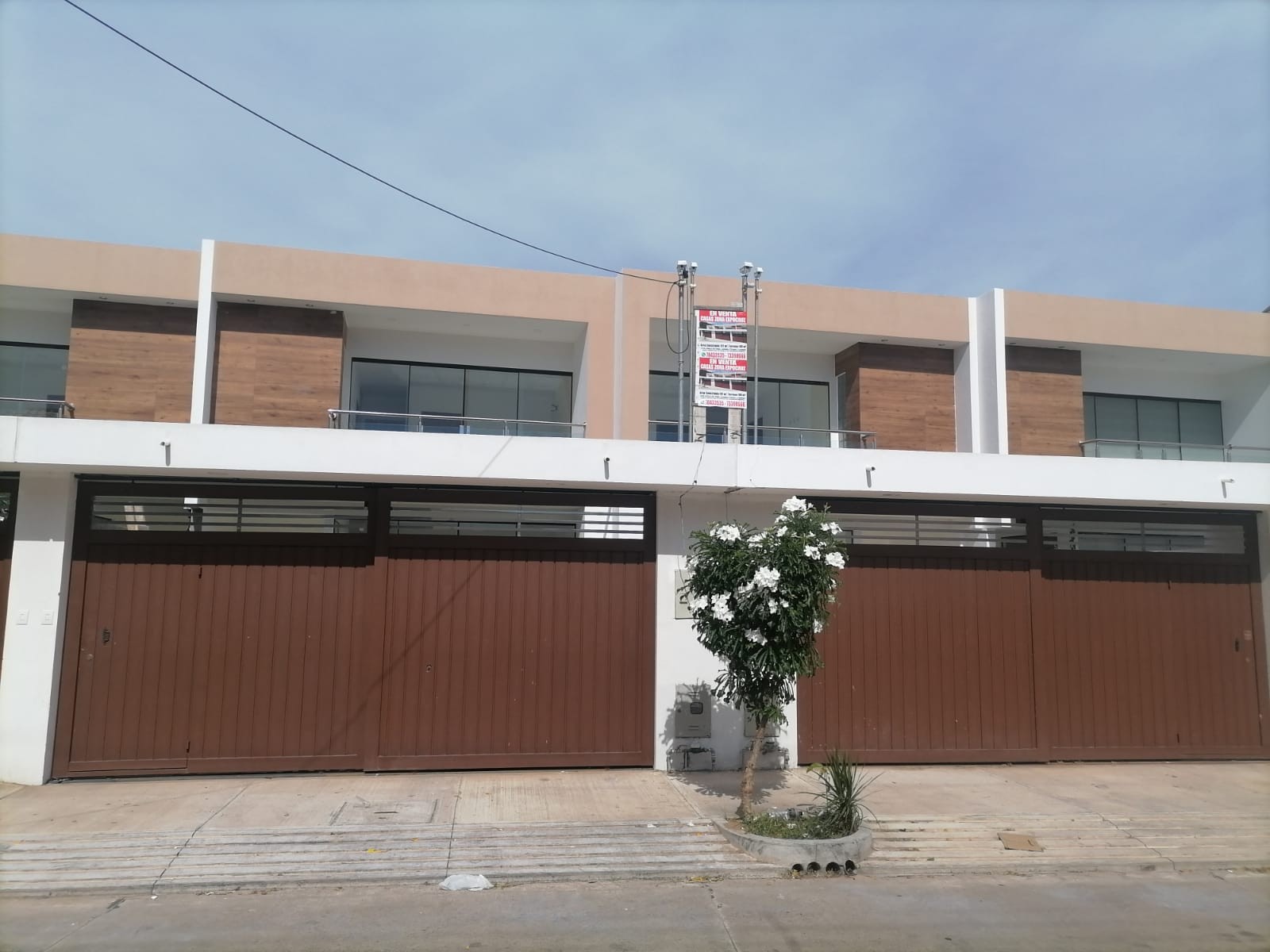 Casa en VentaCALLE FCO BERNACHI  entre Av. Centenario y Av. Roca Coronado 3 dormitorios 3 baños 2 parqueos Foto 1