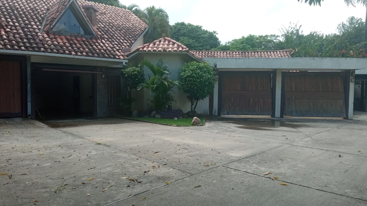 Edificio en Entre 6to y 7mo anillo Norte en Santa Cruz de la Sierra 35 dormitorios 37 baños 35 parqueos Foto 6