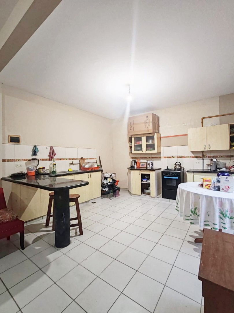 Casa en VentaZONA ESTE - AV. CANAL COTOCA
A 2 cuadras de la avenida 6 dormitorios 4 baños 3 parqueos Foto 8