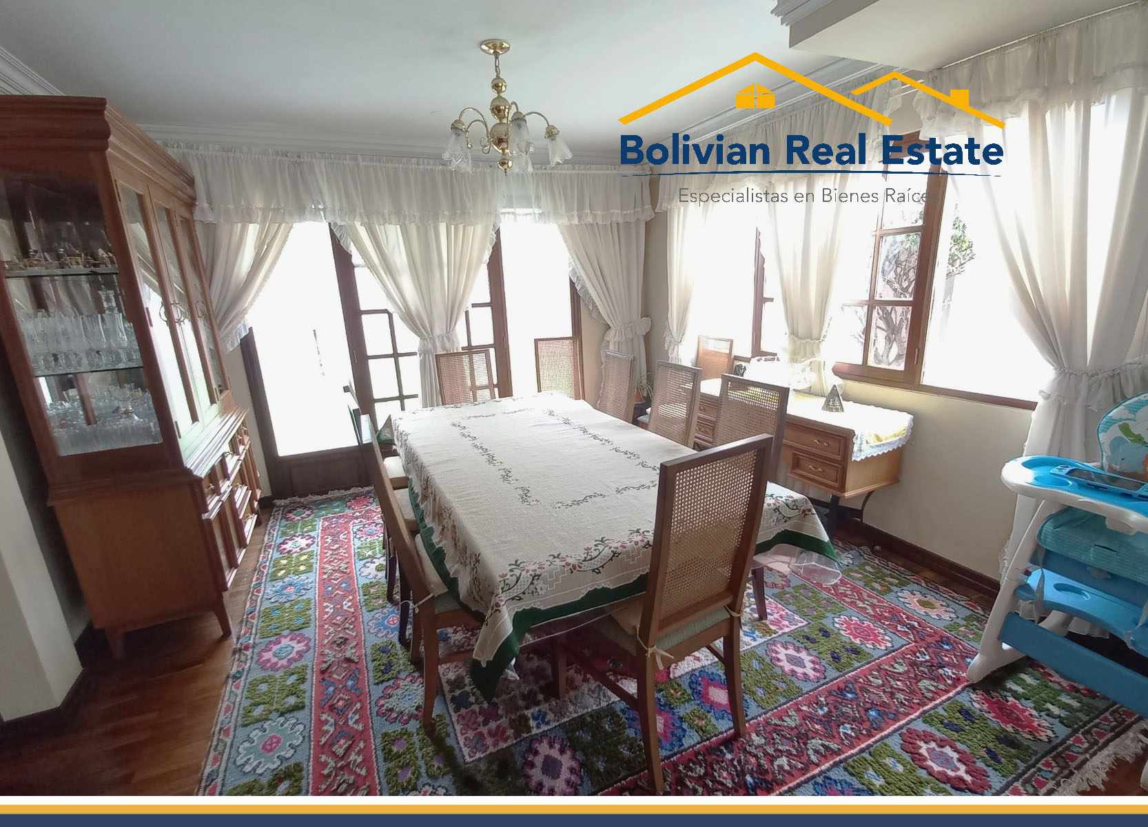Casa en VentaEN EXCELENTE UBICACIÓN, COMODA CASA EN VENTA EN ACHUMANI 4 dormitorios 4 baños 2 parqueos Foto 3