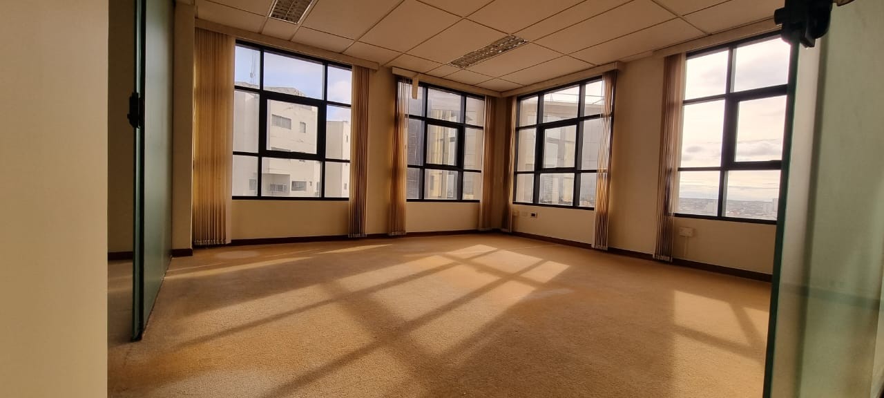 Oficina en AlquilerEdificio Torres CAINCO, Calle Cochabamba 4 dormitorios 2 baños 1 parqueos Foto 5